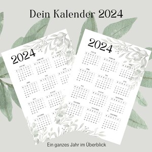 Könnte beinhalten: Zwei druckbare Kalender für das Jahr 2024 mit einem floralen Design. Die Kalender sind in Schwarzweiß mit einem grauen floralen Muster. Der Text "Dein Kalender 2024" befindet sich oben im Bild und der Text "Ein ganzes Jahr im Überblick" unten im Bild.
