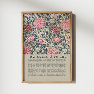 Può includere: Una stampa d'arte stampabile con un motivo floreale in tonalità di rosa, rosso, giallo e verde su uno sfondo blu. Il testo "how great thou art" è stampato in nero nella parte inferiore della stampa.