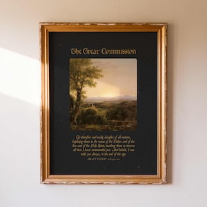 Könnte beinhalten: Gerahmtes Kunstwerk mit goldfarbenem Rahmen. Das Kunstwerk zeigt ein Landschaftsgemälde mit einem Baum und einem Gebäude. Der Text "The Great Commission" steht oben, darunter ein Bibelvers.