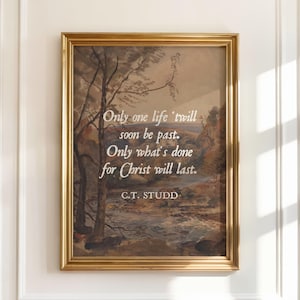 Könnte beinhalten: Ein gerahmtes Kunstwerk mit einem goldfarbenen Rahmen. Das Kunstwerk zeigt ein Landschaftsgemälde mit Bäumen und Wasser in gedämpften Tönen. Weißer Text lautet: "Only one life 'twill soon be past. Only what's done for Christ will last." von C.T. STUDD.