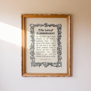 Könnte beinhalten: Gerahmter Druck mit dem Text "The Great Commission" mit einem verzierten schwarzen Rahmen und Text. Der Text stammt aus Matthäus 28,19. Der Rahmen ist goldfarben mit einem Used-Look. Der Druck wird an einer neutralen Wand gezeigt.
