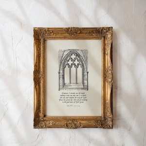 Peut inclure: Une impression encadrée avec un cadre doré orné. L'impression présente une illustration en noir et blanc d'une fenêtre gothique et du texte d'Actes 20:24. Le cadre a des sculptures détaillées et est affiché contre un mur blanc.