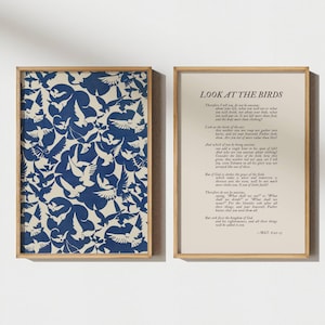 Op de afbeelding: Twee ingelijste prints. Eén heeft een blauw-wit vogelpatroon. De andere toont de tekst "LOOK AT THE BIRDS" en een passage uit Mattheüs 6:26-33. Beide prints zitten in lichtbruine houten frames.