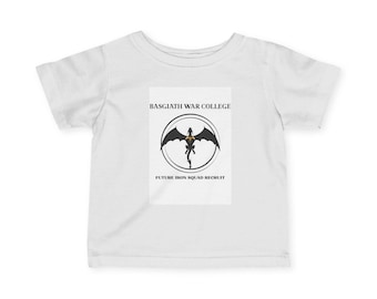 Puede incluir: Camiseta blanca con un diseño de dragón negro y amarillo dentro de un círculo. El texto "BASGIATH WAR COLLEGE" está encima del diseño, y "FUTURE IRON SQUAD RECRUIT" está debajo.