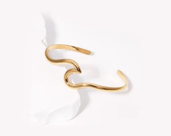 Non-Tarnish Gold Stainless Steel Bangle – Hypoallergenic Geometric Cuff Bracelet for Women, Trendy Gold-Plated Jewelry, Stackable Design