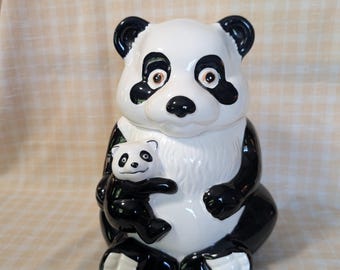 Tarro de cerámica vintage con forma de panda y su cachorro para galletas.