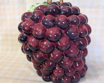 Tarro grande de cerámica con forma de racimo de uvas para galletas.