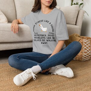 Camiseta "Evita el estrés como un ganso" / Camiseta con cita divertida sobre un ganso, camiseta para relajarse