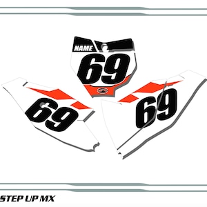 Puede incluir: Conjunto de placas de número de motocross blancas con acentos naranjas. La placa de número tiene un fondo negro con el número "69" en blanco. Las placas laterales también tienen el número "69" en negro. El texto "NAME" está en la parte superior de la placa de número.