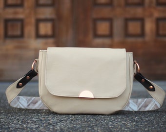 Handmade Beige Vinyl Handbag: Leather Details, Roségold Hardware
