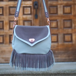 NUEVO / Hecho a mano en Canadá / Bolso de mano de negocios único de gamuza gris, bolso de hombro con correa de cuero genuino con flecos, bandolera