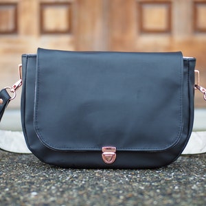 NUEVO / Hecho a mano en Canadá / Bolso de mano, bolso de negocios, bolso de hombro único, correa de cuero genuino, detalles en oro rosado, regalo negro