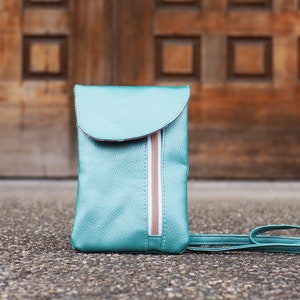 NOVO | feito à mão no Canadá | capa de telefone smartphone envelope bolsa crossbody carteira única metálica turquesa cartões bolsa de moedas presente