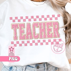 Może przedstawiać: Biały T-shirt z grafiką "TEACHER" w kolorze różowym i złotym. Grafika jest otoczona różowo-białym wzorem w kratkę. Tekst "9 FREE DESIGNS INCLUDED!" znajduje się w różowym polu z gwiazdą w rogu. Tekst "PNG" znajduje się w różowym polu pod grafiką.