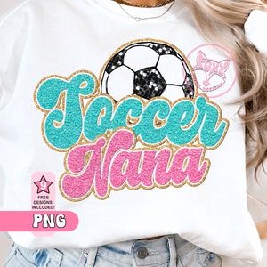 以下が含まれることがあります： 「Soccer Nana」というキラキラしたターコイズブルーとピンクの文字が書かれた白いTシャツ。文字の上にキラキラした黒と白のサッカーボールがあります。