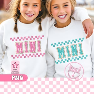 Op de afbeelding: Twee witte sweatshirts met het woord "MINI" in roze en blauwe glitterletters. De sweatshirts hebben een geruit patroon achter de letters. Het woord "MINI" is in een retro-lettertype stijl. De afbeelding bevat een ster met de tekst "9 GRATIS ONTWERPEN INBEGREPEN!" en het woord "PNG".