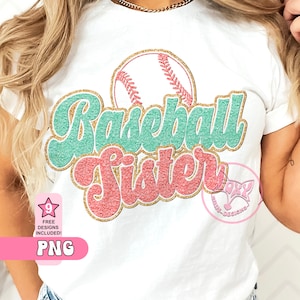 Puede incluir: Una camiseta blanca con un diseño de purpurina rosa y turquesa que dice "Baseball Sister" con un gráfico de béisbol sobre el texto.