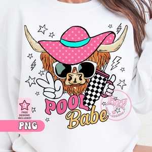 Puede incluir: Sudadera blanca con una vaca de las Tierras Altas de dibujos animados que lleva gafas de sol y un sombrero rosa de lunares. La vaca hace el signo de la paz y sostiene un vaso a cuadros. El texto dice "Pool Babe". Estrellas y rayos rodean a la vaca.
