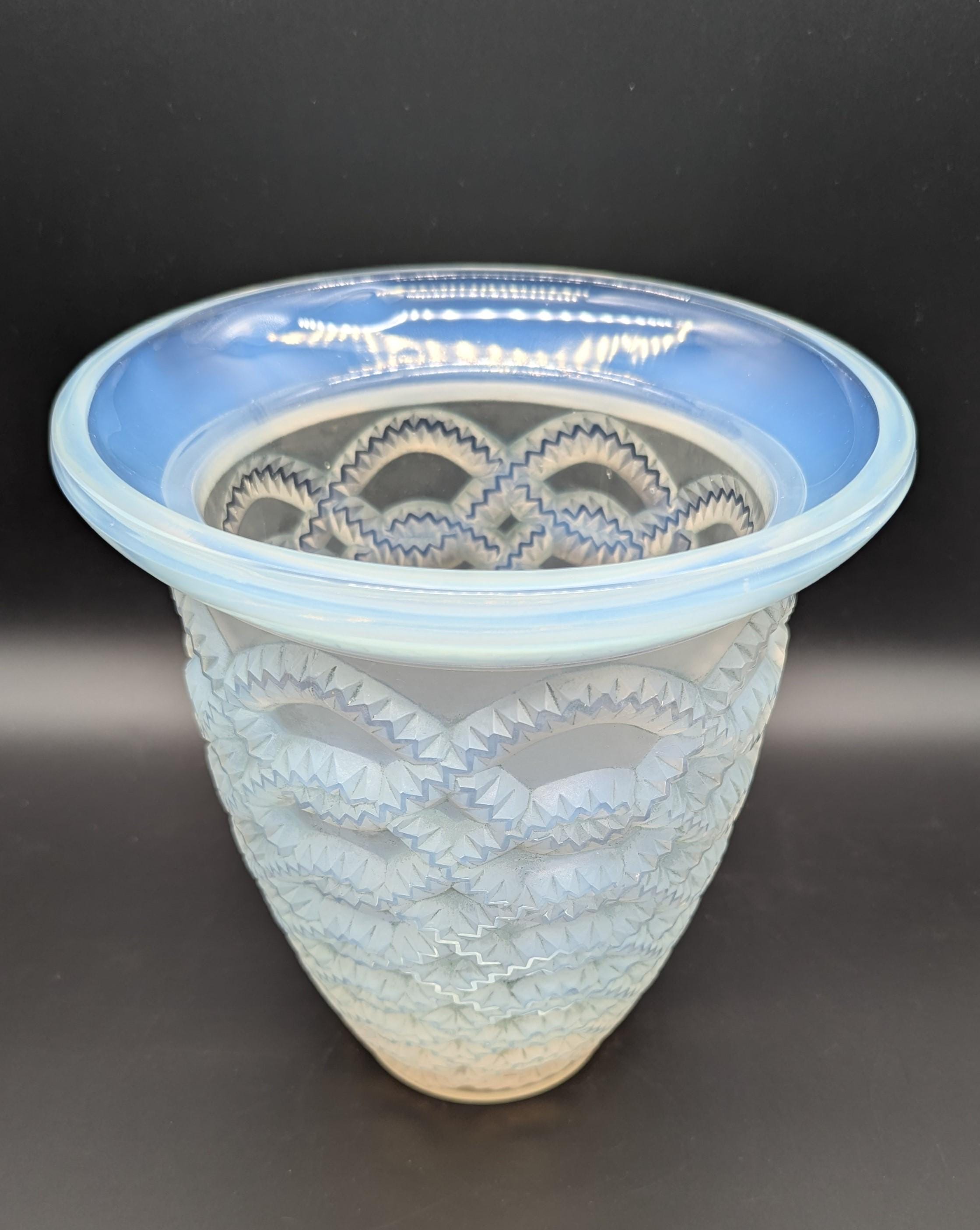 ルネ・ラリックの乳白色と青色のギルランの花瓶、1935年頃 - Etsy 日本