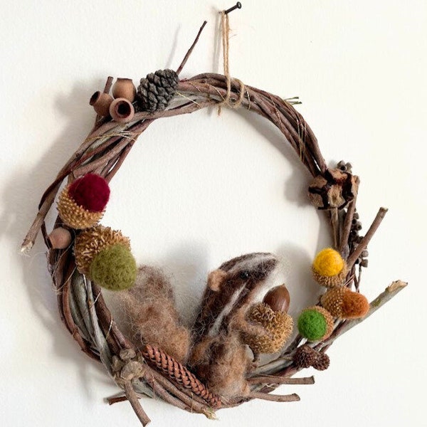 Needle felted Chipmunk Wreath, Handmade felted art wall décor, Cute gifts for Squirrel lovers, Autumn indoor wreath, Acorns ornament,