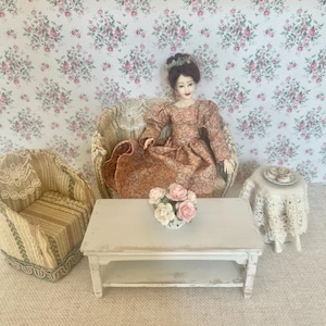 Weißer vintage Shabby Chic Couchtisch aus Holz im Provence Style mit goldenem Blumentopf und Rosen 1:12