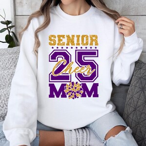 2025 Senior Cheer Mom Sweatshirt | Cheerleader Mom Pullover | Lila Gold Cheerleader Mama Shirt | Geschenk für Frauen | Muttertags Geschenk