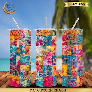 Op de afbeelding: Drie roestvrijstalen bekers met deksels en rietjes. Elke beker heeft een ander patchwork-ontwerp met felle kleuren en bloemenpatronen. De tekst "PATCHWORK CHAOS" is onder de bekers gedrukt.