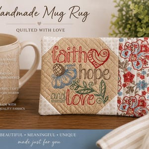 Può includere: Un sottobicchiere trapuntato rettangolare con un pannello centrale color marrone chiaro ricamato a macchina con il testo faith, hope, and love, accentuato da un cuore rosso e un fiore blu. Il lato destro presenta un bordo in tessuto floreale.