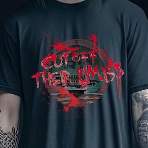 Könnte beinhalten: Schwarzes T-Shirt mit einem rot-weißen Aufdruck mit der Aufschrift "CUT OFF THE LIMBS". Das Design zeigt ein kreisförmiges Emblem mit einer dunklen Illustration. Das T-Shirt hat einen Rundhalsausschnitt.