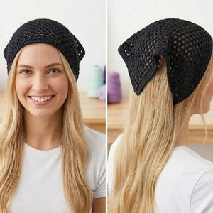 Könnte beinhalten: Ein schwarzes Häkelkopftuch mit einem durchbrochenen Netzmuster. Das dreieckige Accessoire wird über dem Haar getragen, bedeckt den Oberkopf und reicht bis zum Nacken, wobei es ein strukturiertes und leichtes Design aufweist.