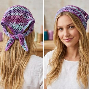 Puede incluir: Un pañuelo de ganchillo con un patrón de hilo jaspeado en tonos morado, azul y rosa claro. El accesorio tiene una construcción de punto abierto tipo malla y se ata en la parte posterior de la cabeza con dos extremos triangulares.