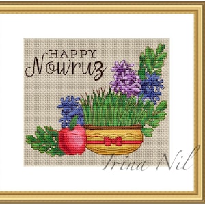 Puede incluir: Arte de punto de cruz con marco dorado. La obra presenta el texto "HAPPY Nowruz" sobre una maceta con brotes verdes, flores moradas y azules y una manzana roja. El diseño está sobre un fondo beige.