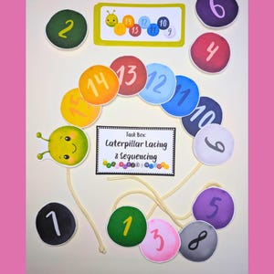 Könnte beinhalten: Ein Lernset zum Schnüren und Sequenzieren einer Raupe mit einem grünen Raupenkopf, bunten nummerierten runden Scheiben und einer Schnur. Eine rechteckige Karte zeigt den Text Task Box: Caterpillar Lacing & Sequencing.