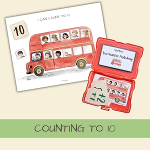 Op de afbeelding: Een educatieve set met een rode dubbeldekkerbus, bestaande uit een werkblad met de titel I CAN COUNT TO 10 met illustraties van passagiers, een rode plastic opbergdoos met het label Bus Number Matching en diverse kleine vierkante cijferkaarten.