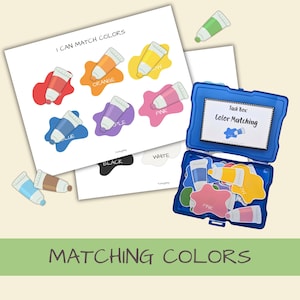 Puede incluir: Un conjunto de actividades educativas de emparejamiento de colores que incluye hojas impresas con ilustraciones de tubos de pintura y manchas de color etiquetadas con texto, además de una caja de plástico azul con piezas recortadas.