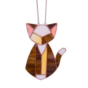 K&ouml;nnte beinhalten: Ein Buntglas-Katzen-Sonnenf&auml;nger mit braunem, wei&szlig;em und rosafarbenem Design. Die Katze h&auml;ngt an einer Kupferkette.
