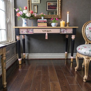 Haltafel in antieke stijl: geüpcycled handgeschilderd bloemdessin, romantisch decor, cadeau voor haar