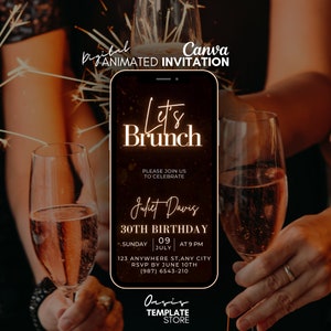 Könnte beinhalten: Eine digitale animierte Einladung zu einem 30. Geburtstagsbrunch. Die Einladung wird auf einem Smartphone-Bildschirm mit goldenem Hintergrund und funkelnden Lichtern angezeigt. Der Text lautet "Let's Brunch" und enthält den Namen "Juliet Davis", das Datum "Sonntag, 09. Juli", die Uhrzeit "um 21:00 Uhr", den Ort "123 Anywhere St, Any City" und die RSVP-Informationen.