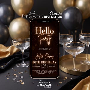 Puede incluir: Un teléfono inteligente que muestra una invitación digital animada para un cumpleaños número 40. La pantalla presenta texto dorado que dice Hello Forty, Juliet Davis, 40th Birthday, Sunday 09 July at 9 PM y detalles de RSVP.