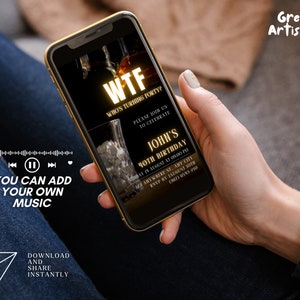 K&ouml;nnte beinhalten: Ein Smartphone mit einer Geburtstagseinladung mit dem Text "WTF Who's Turning Forty?" und "John's 40. Geburtstag." Das Telefon wird in einer Hand gehalten. Zus&auml;tzlicher Text lautet "Du kannst deine eigene Musik hinzuf&uuml;gen" und "Sofort herunterladen und teilen."