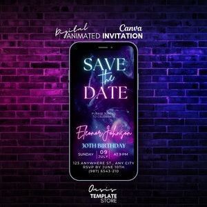 Pode incluir: Um convite digital na tela de um smartphone com um fundo de galáxia roxo e azul. O texto diz "Save the Date" com um brilho azul neon. O convite é para a festa de aniversário de 30 anos de Eleonor Johnson, no domingo, 9 de julho às 21h. O endereço é 123 Anywhere St., Any City. RSVP até 10 de junho. O número de telefone é (987) 6543-210.
