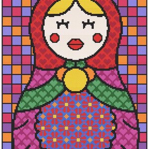 Pode incluir: Ilustração pixelizada de uma boneca Matryoshka. A boneca apresenta um gorro vermelho, um rosto branco com os olhos fechados e um corpo rosa com um desenho floral. O fundo é um mosaico de quadrados em várias cores.