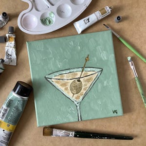 オリーブの淡いグリーンの背景とマティーニカクテルのアクリルオリジナル絵画 / ミニマルキャンバス / キッチン、バーカートの装飾 (7.9 x 7.9 インチ)