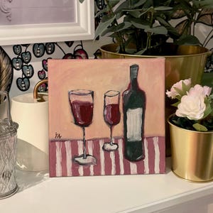 Stillleben mit Wein und Gläsern - Original Gemälde auf Leinwand, hellgelber Hintergrund, kleine Küchen Wandkunst, Geschenk für Weinliebhaber
