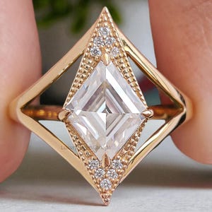 1.55 CT Kite Cut Colorless Moissanite Gold Ring Art Deco Vintage Ring Set Anniversary Engagement Bridal Wedding Ring Unique Split Band LL29