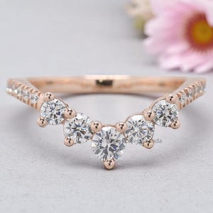 カーブした結婚指輪 0.64 TW ラウンドカット モアッサナイトリング シックな薄型 V字型バンド シルバー/10K/14K/18K バンド ハーフエタニティ アニバーサリーバンド LL403