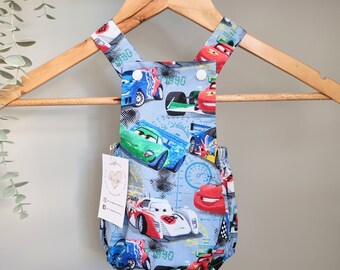 Handgemachte Cars Print Baby Strampler, verstellbare Druckknöpfe