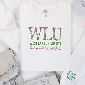 Sudadera universitaria personalizada con letras florales bordadas, cuello redondo universitario personalizado, sudadera con letras griegas bordadas de hermandad, sudadera universitaria con capucha