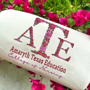 Benutzerdefiniertes College-Sweatshirt mit Blumenbuchstaben, benutzerdefiniertes College-Crewneck, Stickerei Sorority-Griechisch-Buchstabe-Sweatshirt, College-Hoodie