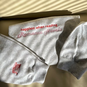 Bluza z haftem dla czytelnika romansów, bluza z nadrukiem dla miłośników książek, bluza z nadrukiem dla miłośników książek, prezenty dla czytelników, bluza z nadrukiem dla robaków książkowych, gadżety Booktok